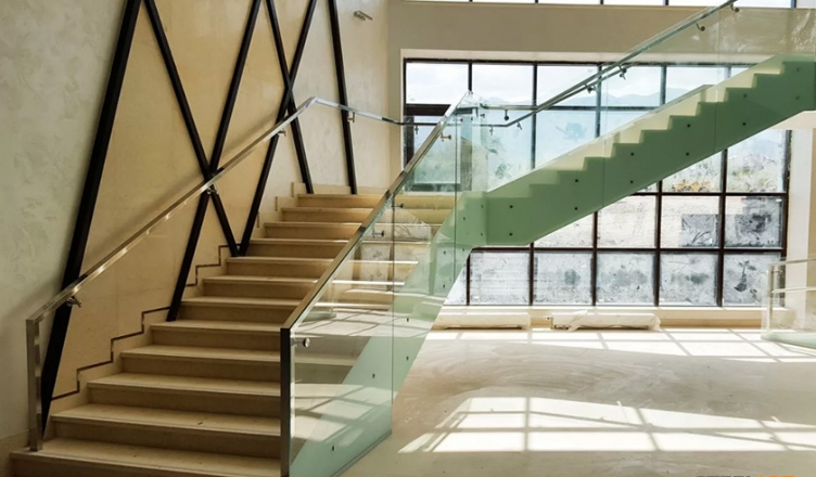 Красивая лестница со стеклянным ограждением