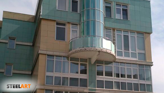 Стеклянное ограждение балкона в здании на Рублёвском шоссе