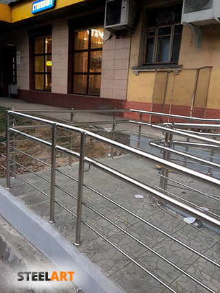 Ограждения пандуса с 3 ригелями и 3 поручнями