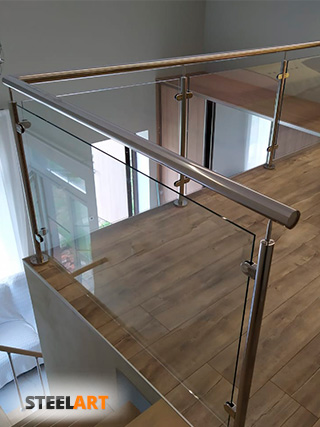 Ограждение второго этажа и лестницы с стеклом
